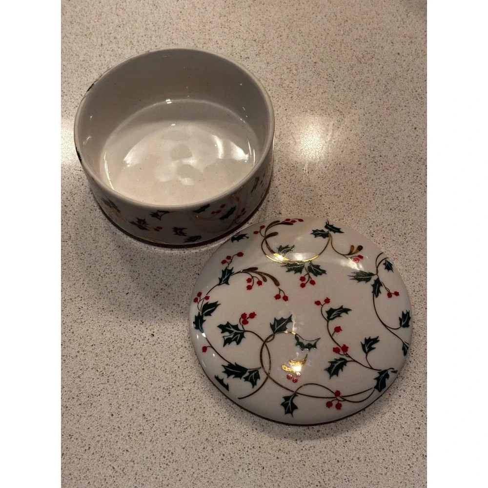 VTG Hallmark Christmas Holly Berry Ceramic Trinket Box Gold Swirl Round Lid